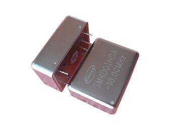 5G 將是一個(gè)“難以置信的機(jī)會(huì)”，預(yù)估 5G 將在 2026 年帶來 1.2 萬(wàn)億美元的經(jīng)濟(jì)規(guī)模。同時(shí)5G時(shí)代的來臨也將加大對(duì)晶振的需求，帶動(dòng)晶振行業(yè)的發(fā)展，5G網(wǎng)絡(luò)對(duì)晶振的要求有哪些?